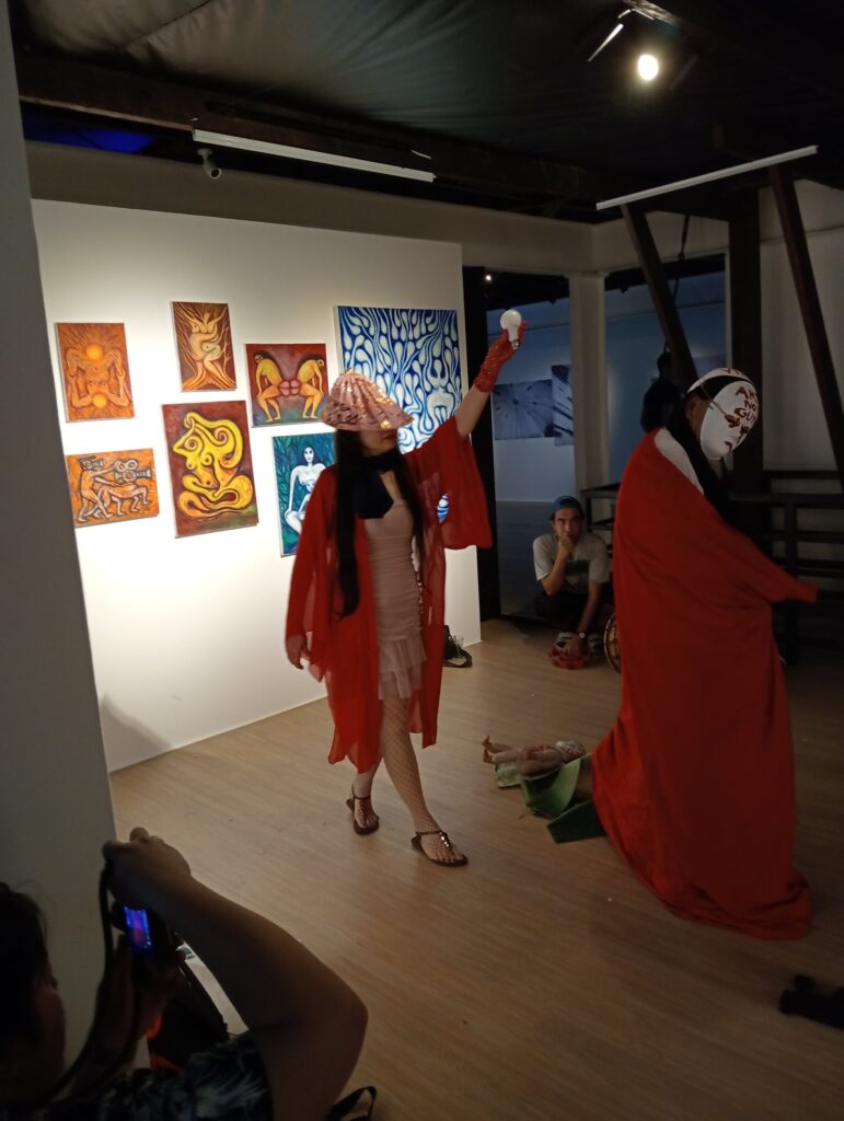 performer of arts Dee Lao